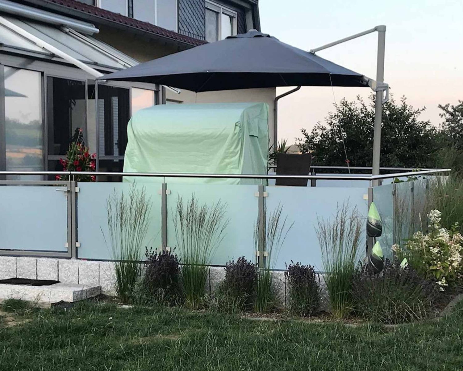 Edelstahltür mit Glasfüllung