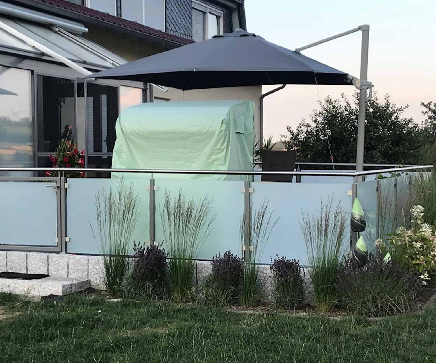 Edelstahltür mit Glasfüllung