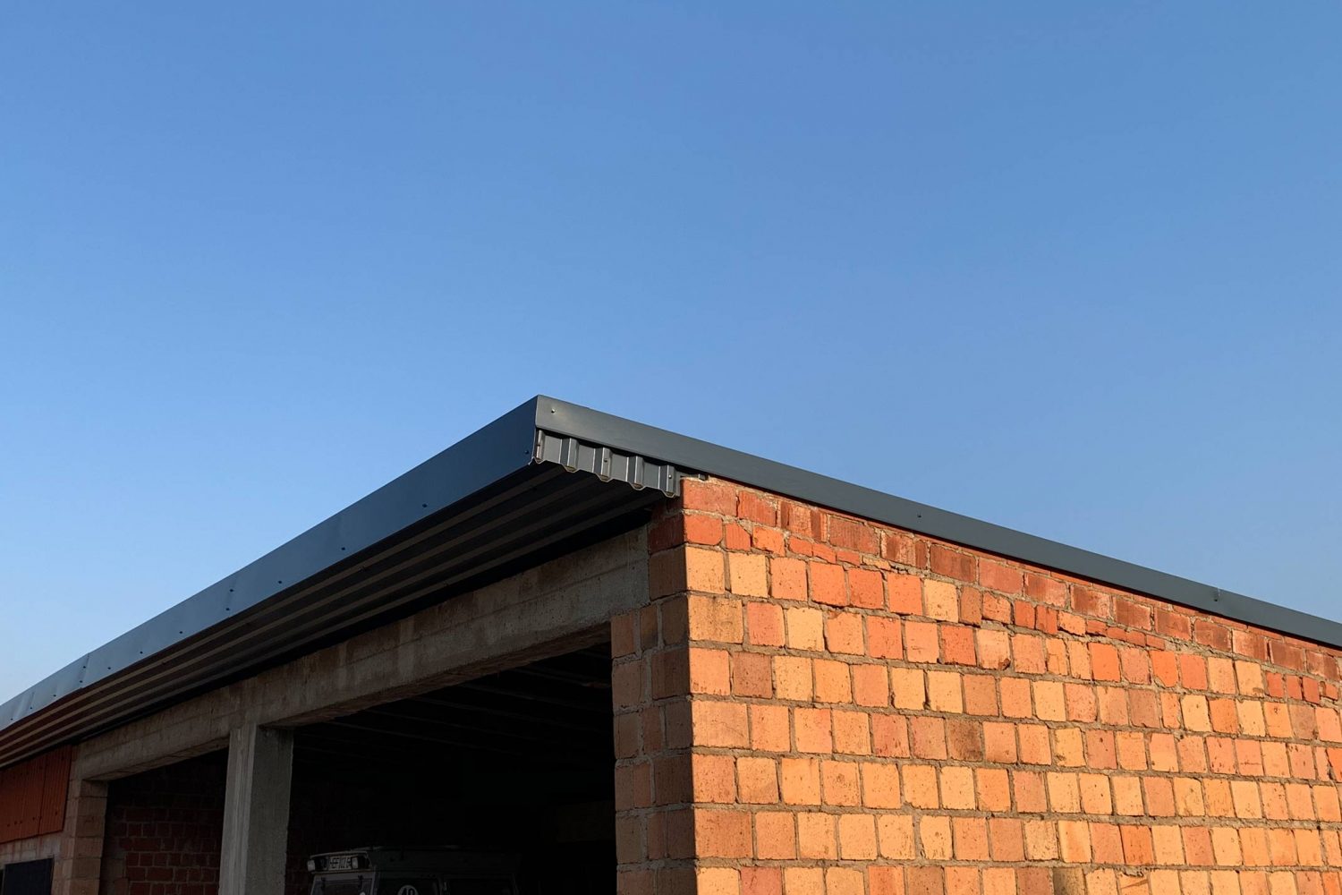 Wellblech Überdachung mit Seitenschürzen