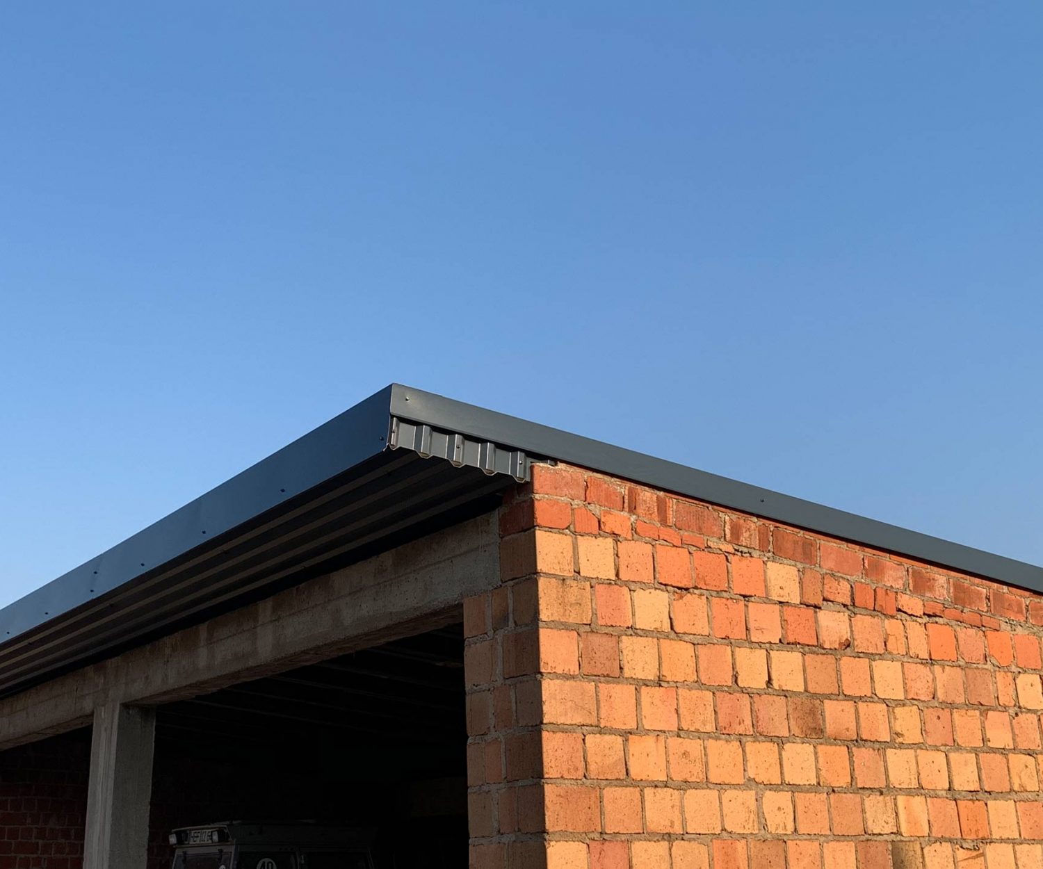 Wellblech Überdachung mit Seitenschürzen