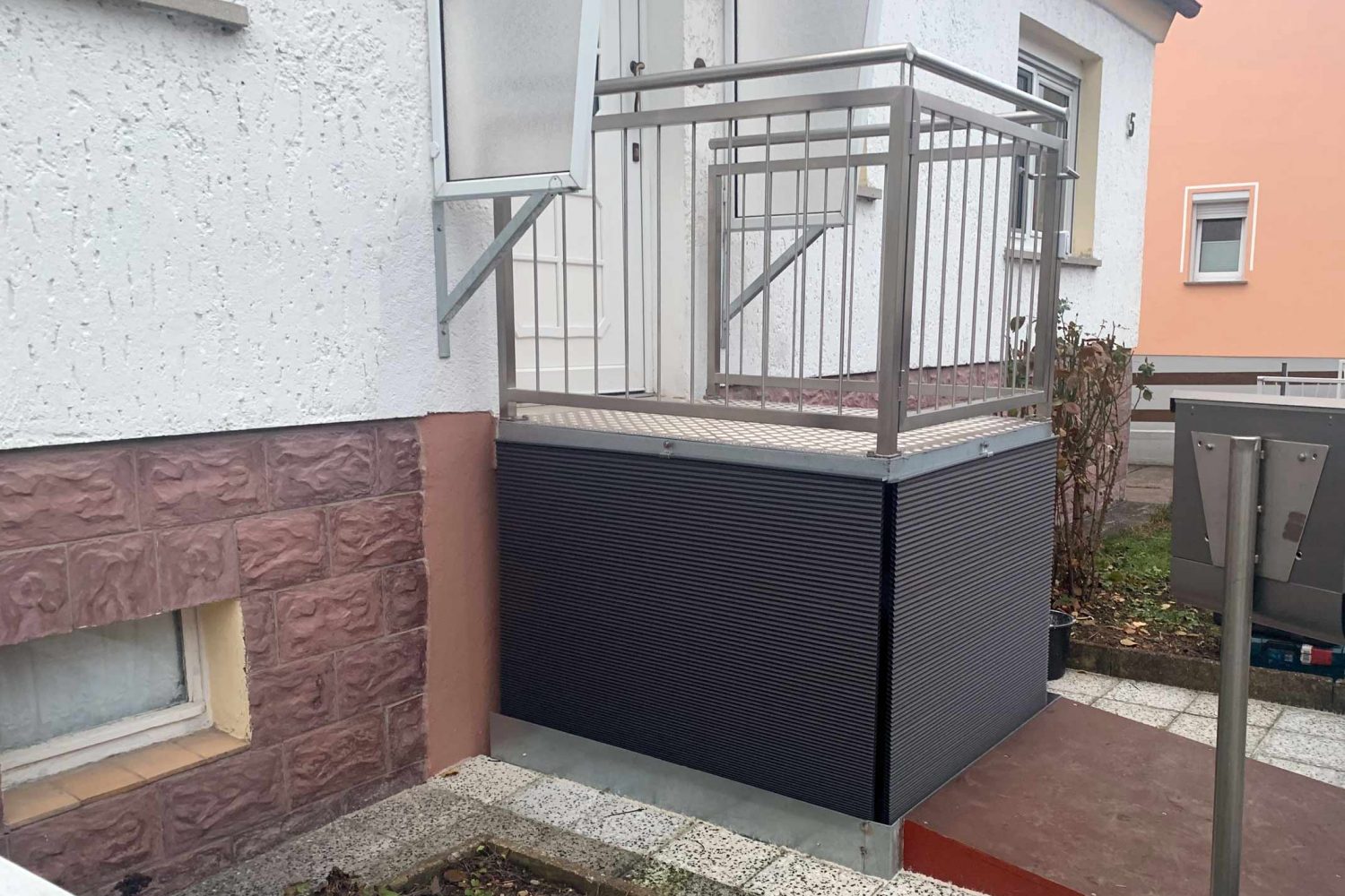 Elektrisch angetriebener Lift für Rollstühle