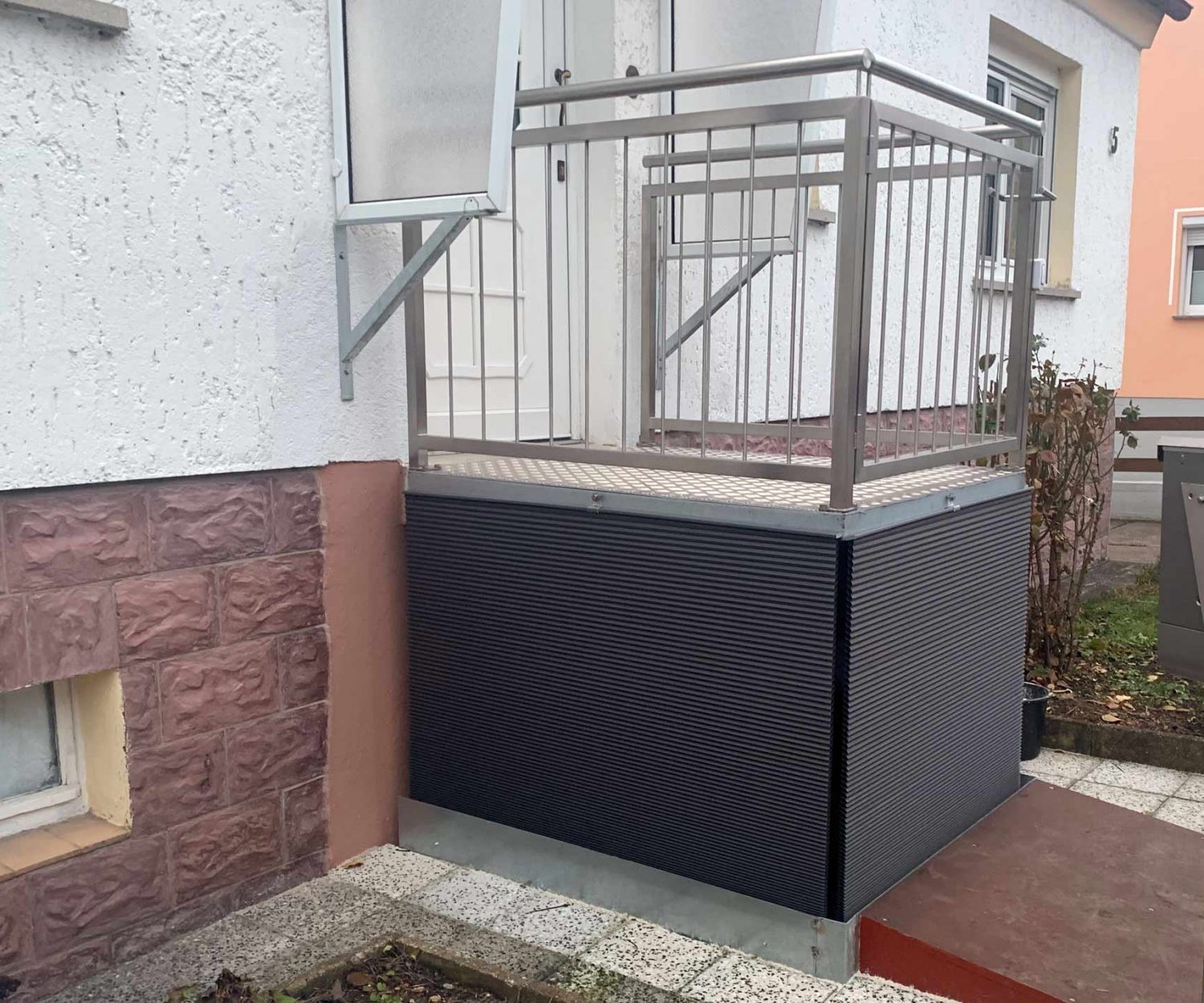 Elektrisch angetriebener Lift für Rollstühle