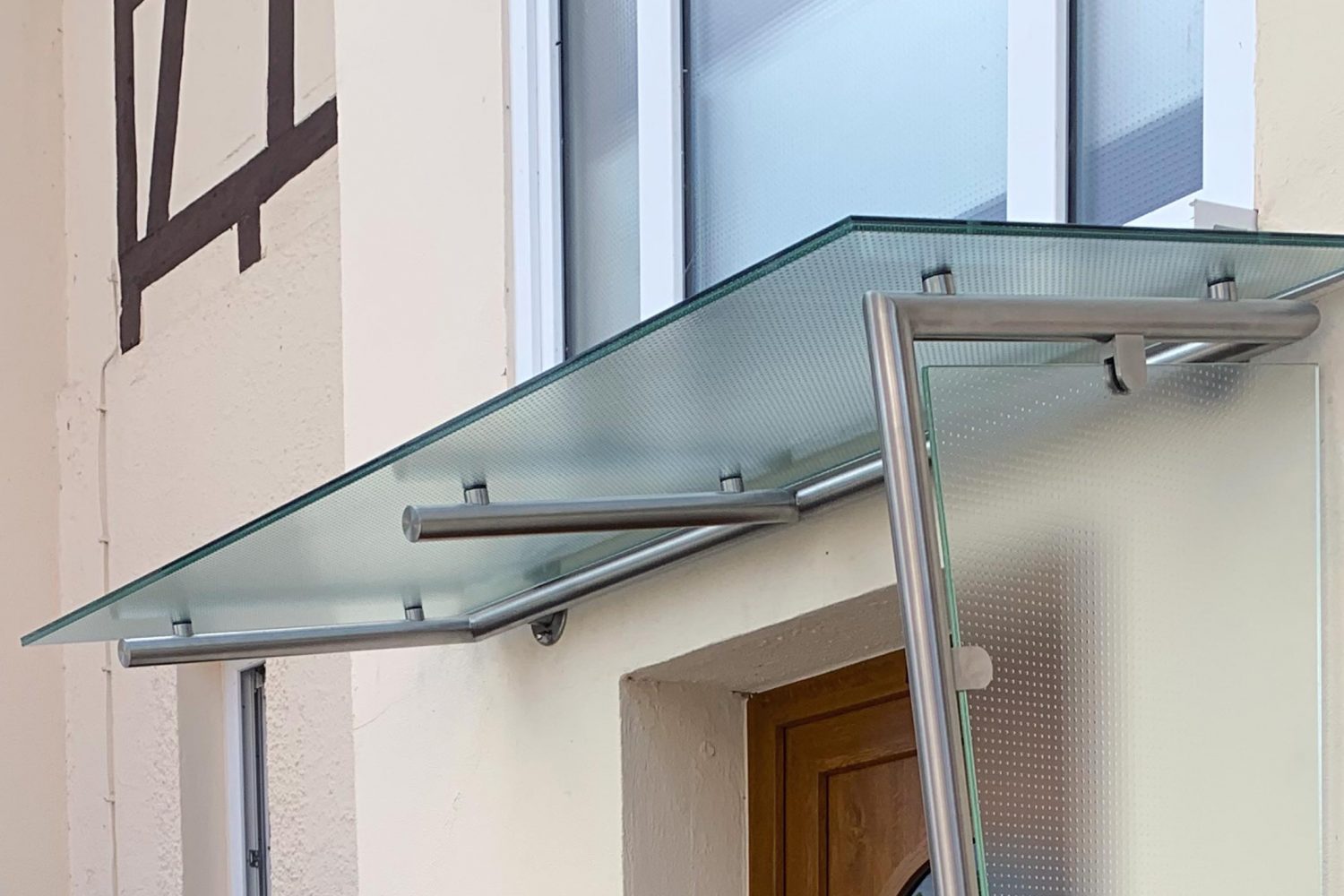 Edelstahlkonstruktion mit Seitenteil in Master Carre Glasfüllung