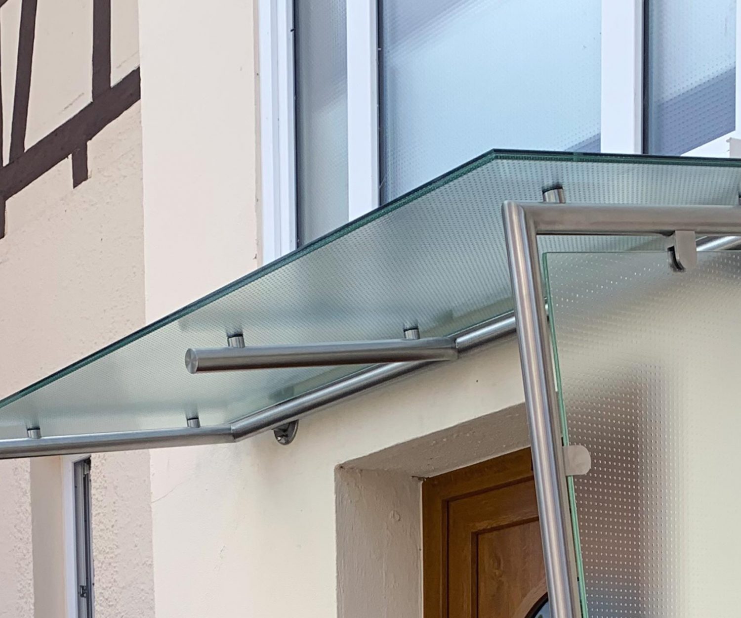 Edelstahlkonstruktion mit Seitenteil in Master Carre Glasfüllung