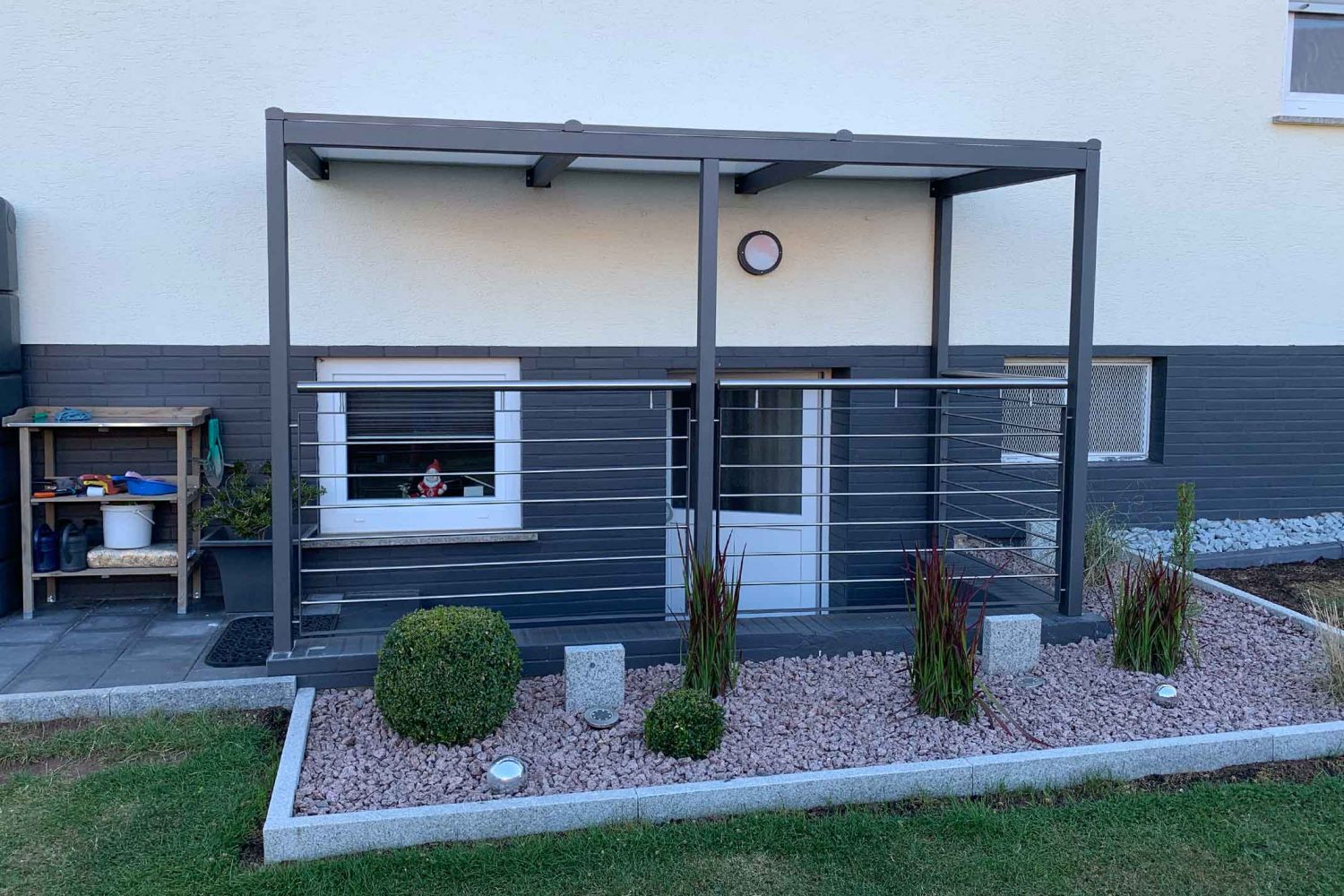 Geländerpfosten mit horizontaler Rundstab Füllung