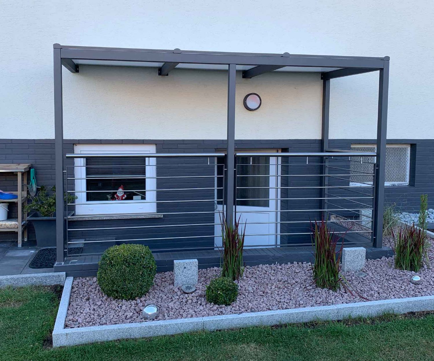 Geländerpfosten mit horizontaler Rundstab Füllung