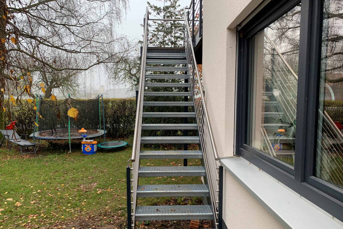 Balkon mit Treppe und Geländer