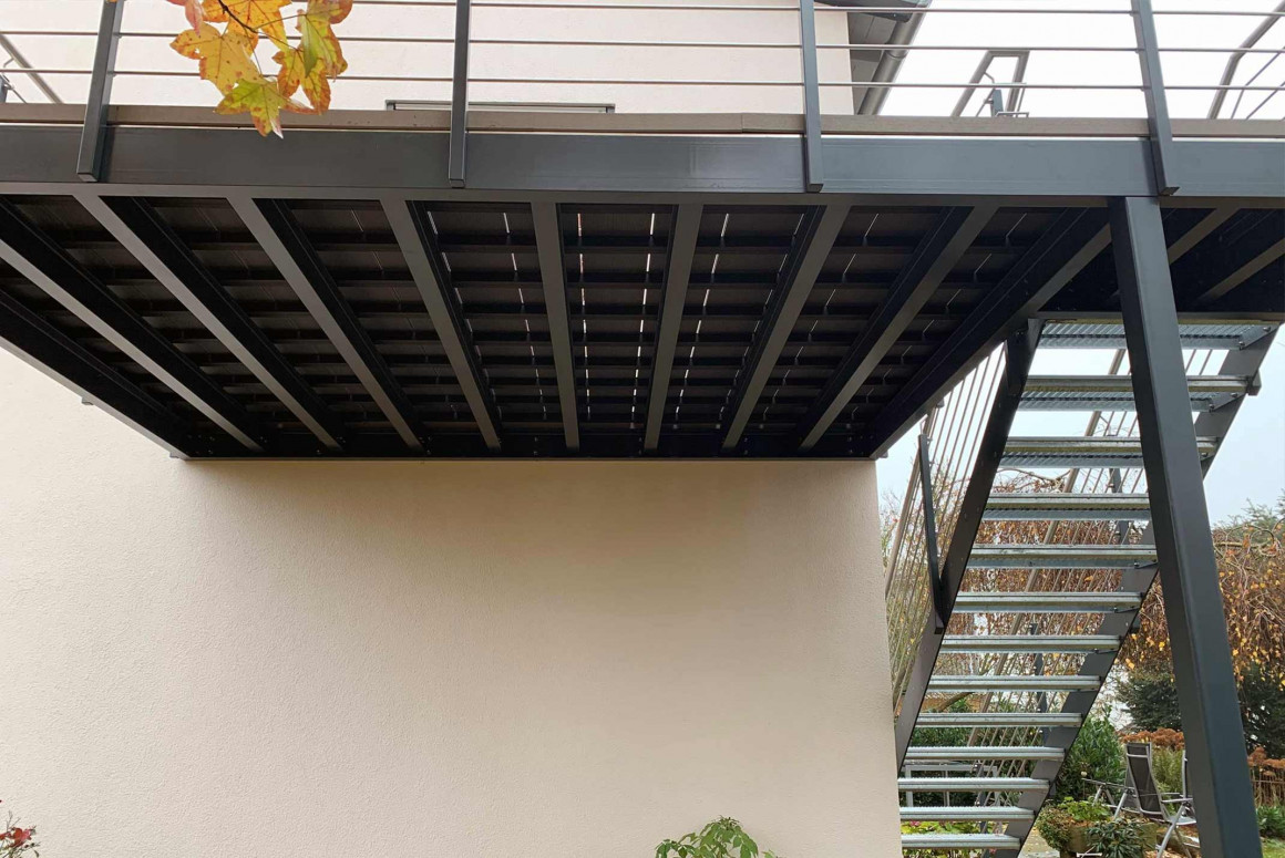 Balkon mit Treppe und Geländer