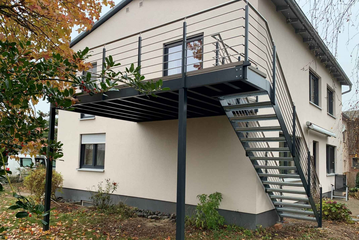 Balkon mit Treppe und Geländer
