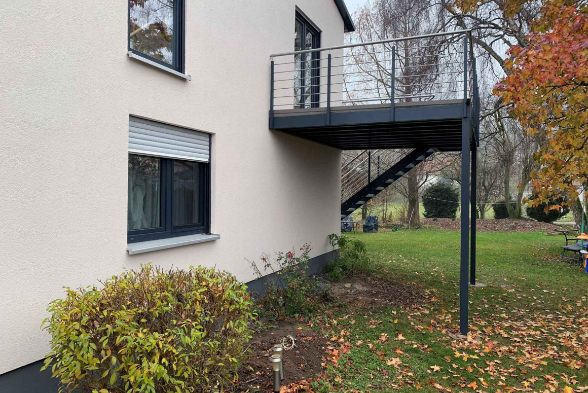 Balkon mit Treppe und Geländer