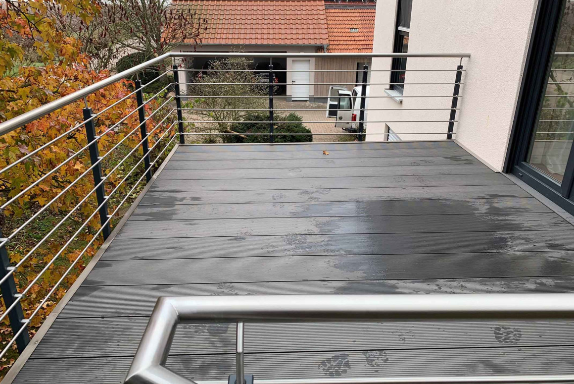 Balkon mit Treppe und Geländer