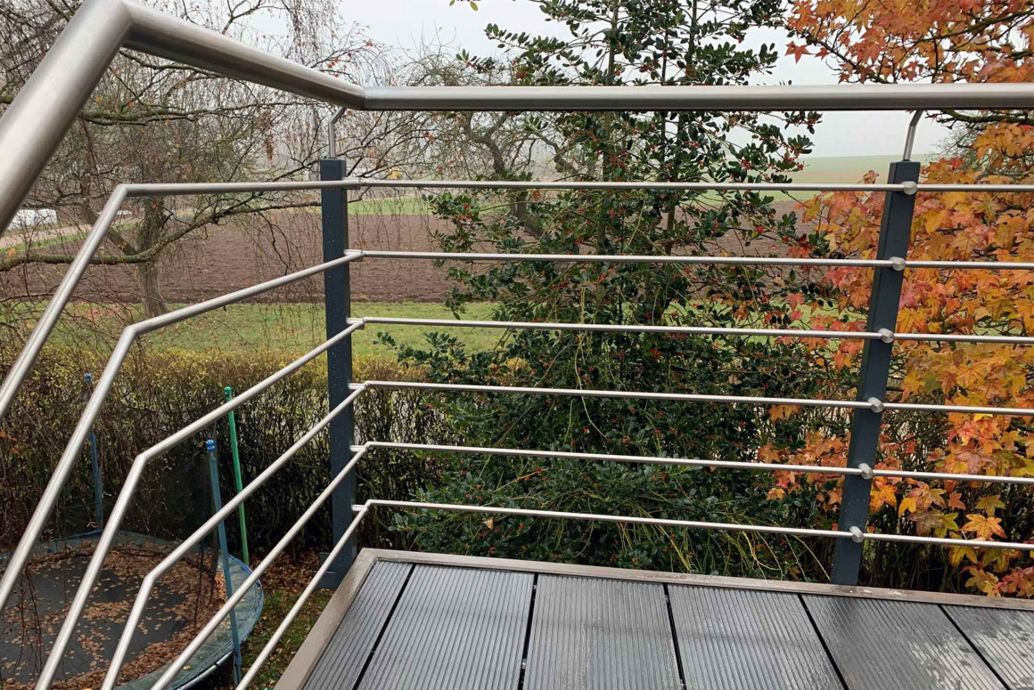 Balkon mit Treppe und Geländer