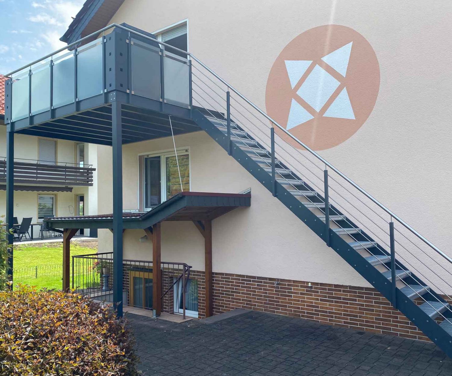 Balkon mit Treppe Pulverbeschichtet 2