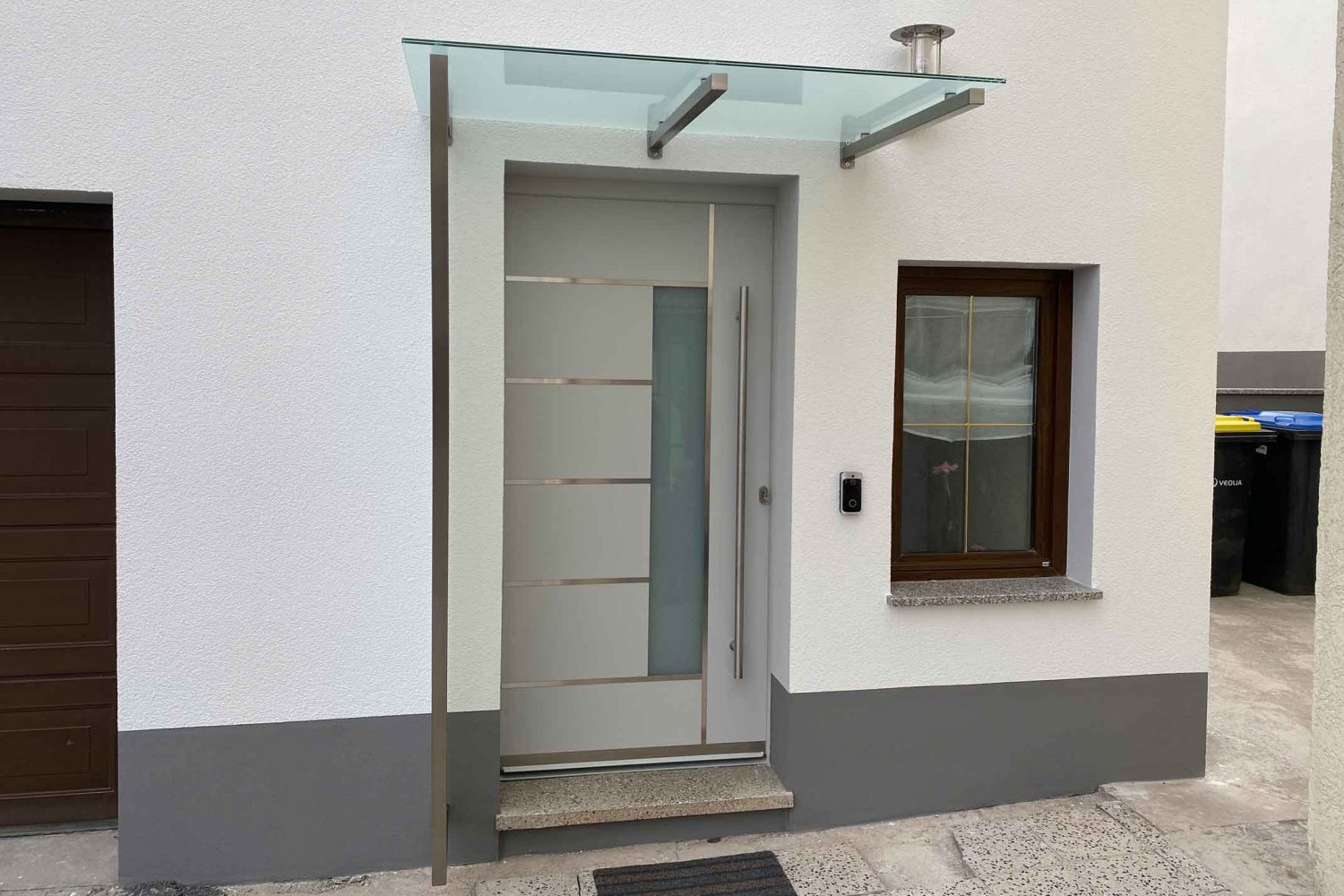 Edelstahlvordach mit Seitenteil und Milchglas 2