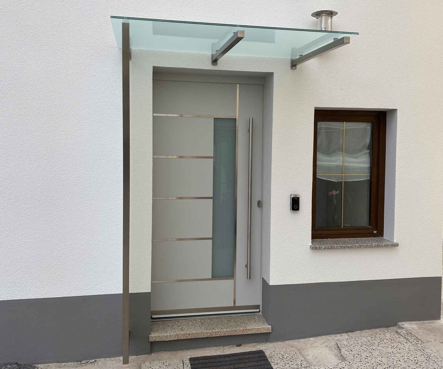 Edelstahlvordach mit Seitenteil und Milchglas 2