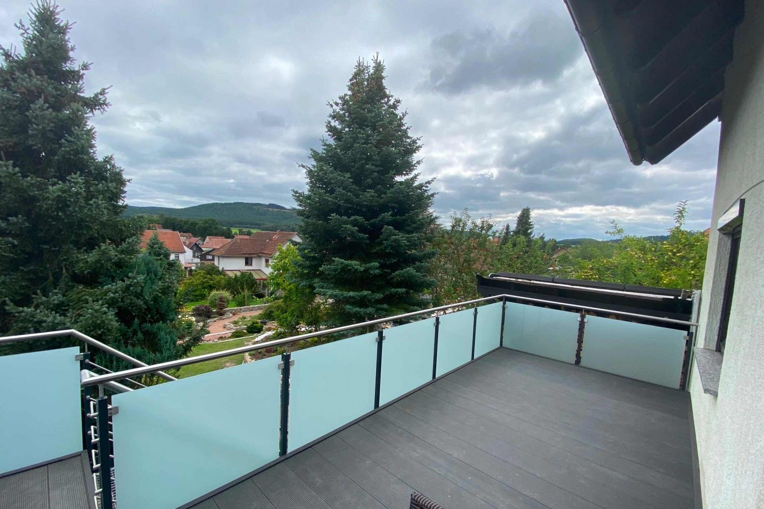 Balkon mit Treppe und Geländer