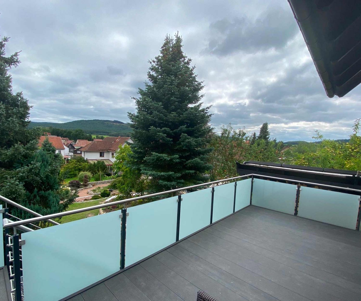 Balkon mit Treppe und Geländer