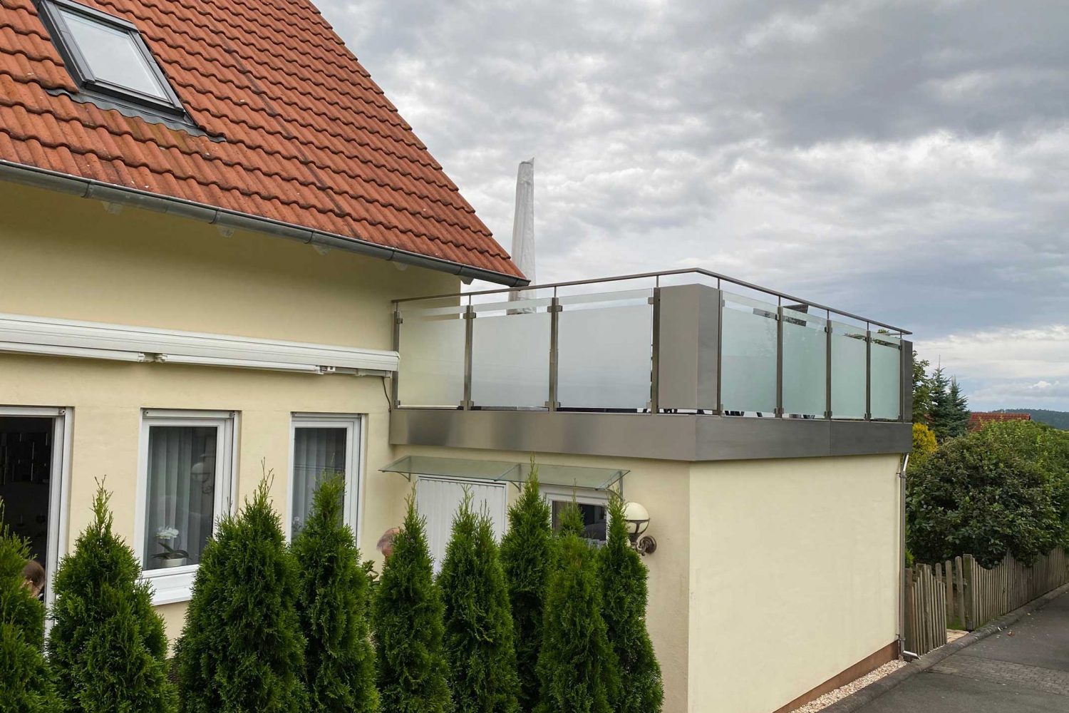 Balkongeländer Edelstahl und Milchglas