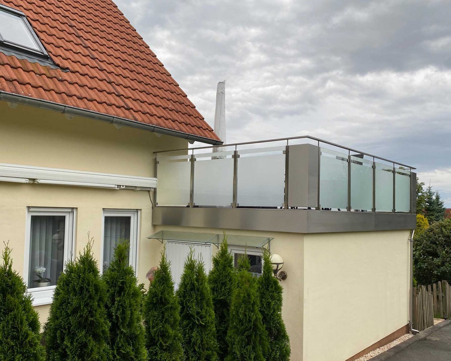 Balkongeländer Edelstahl und Milchglas