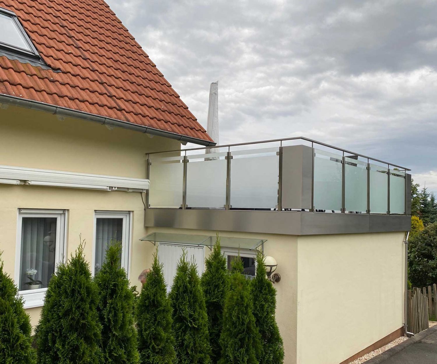 Balkongeländer Edelstahl und Milchglas