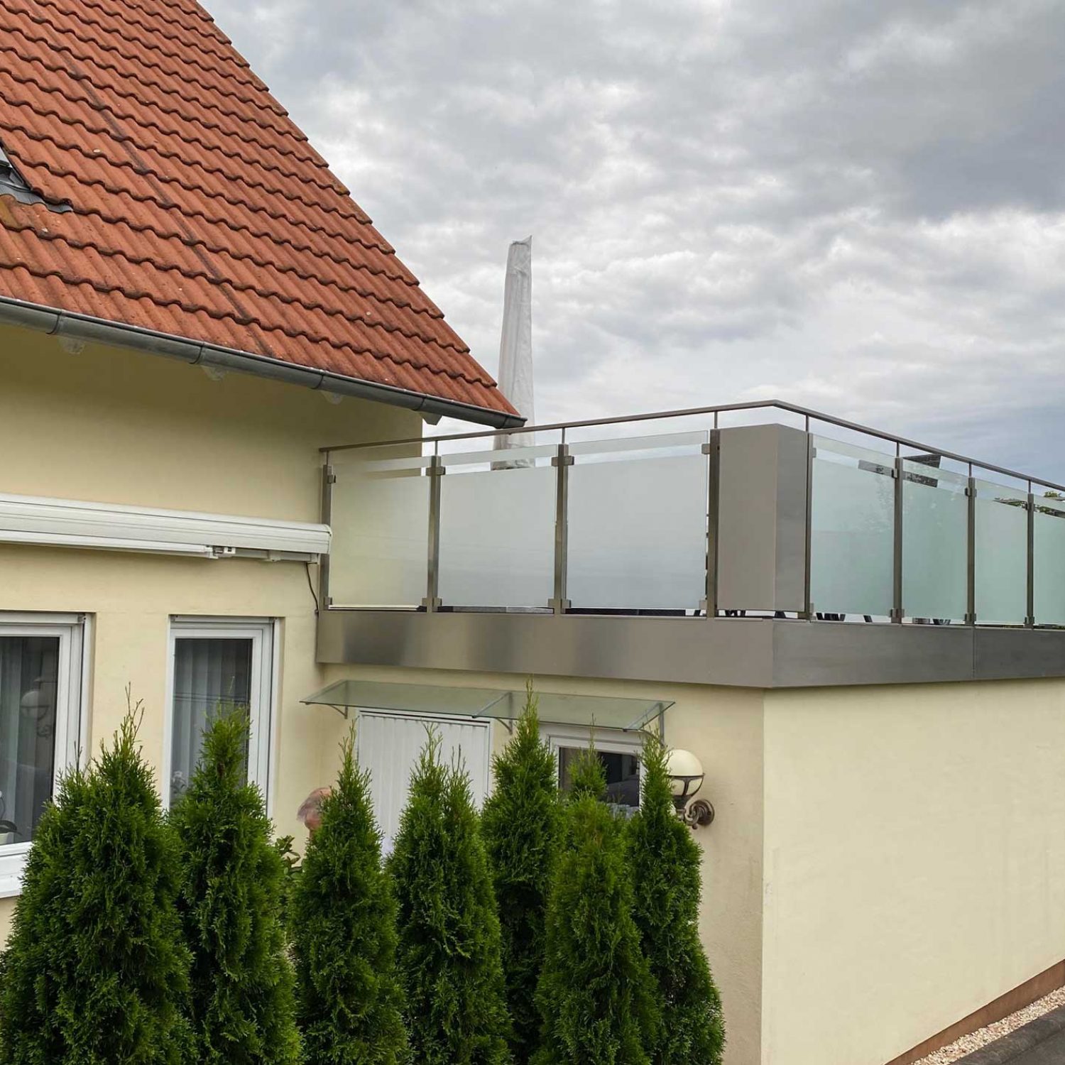 Balkongeländer Edelstahl und Milchglas