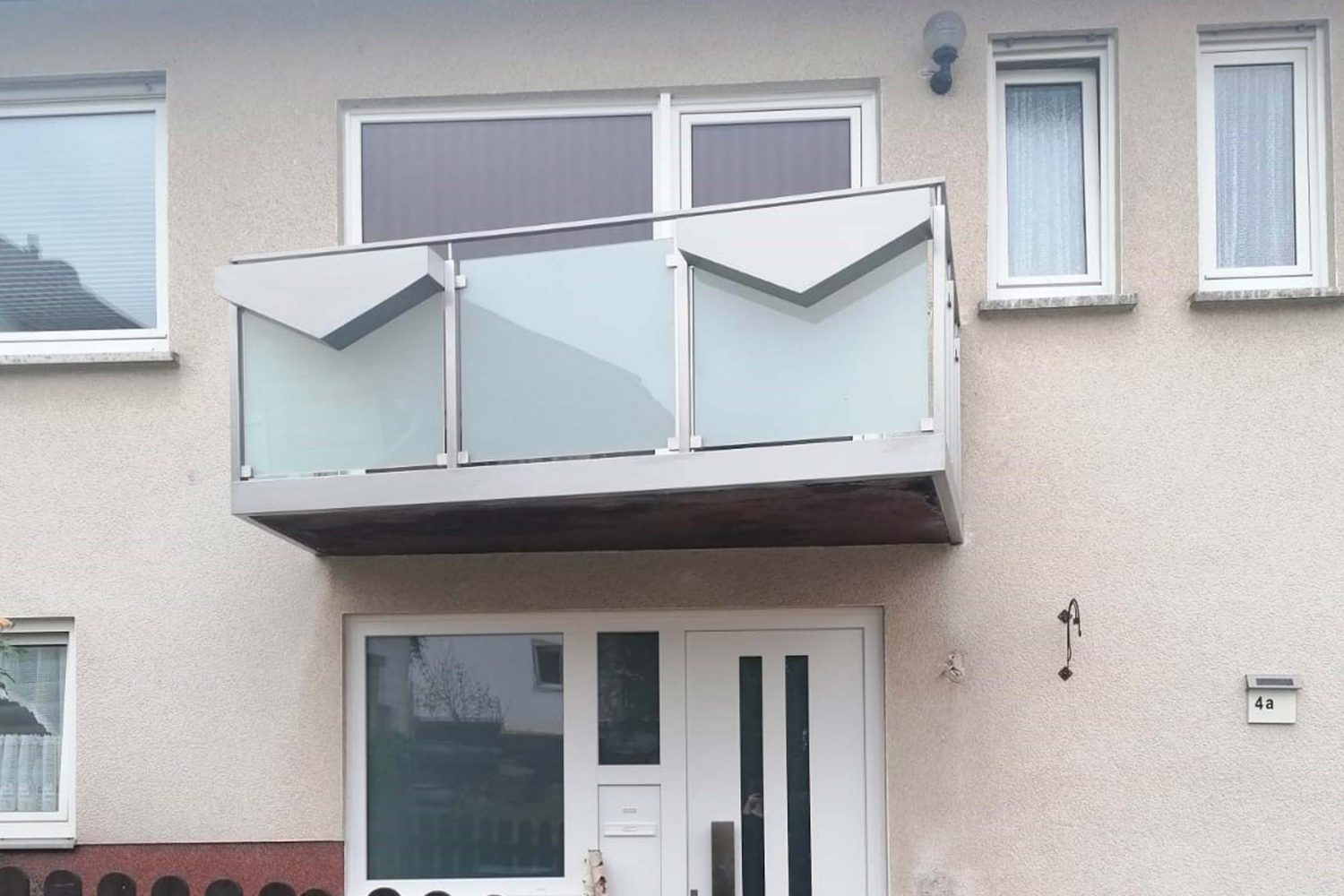 Balkongeländer mit Glasfüllung und Edelstahlhandlauf