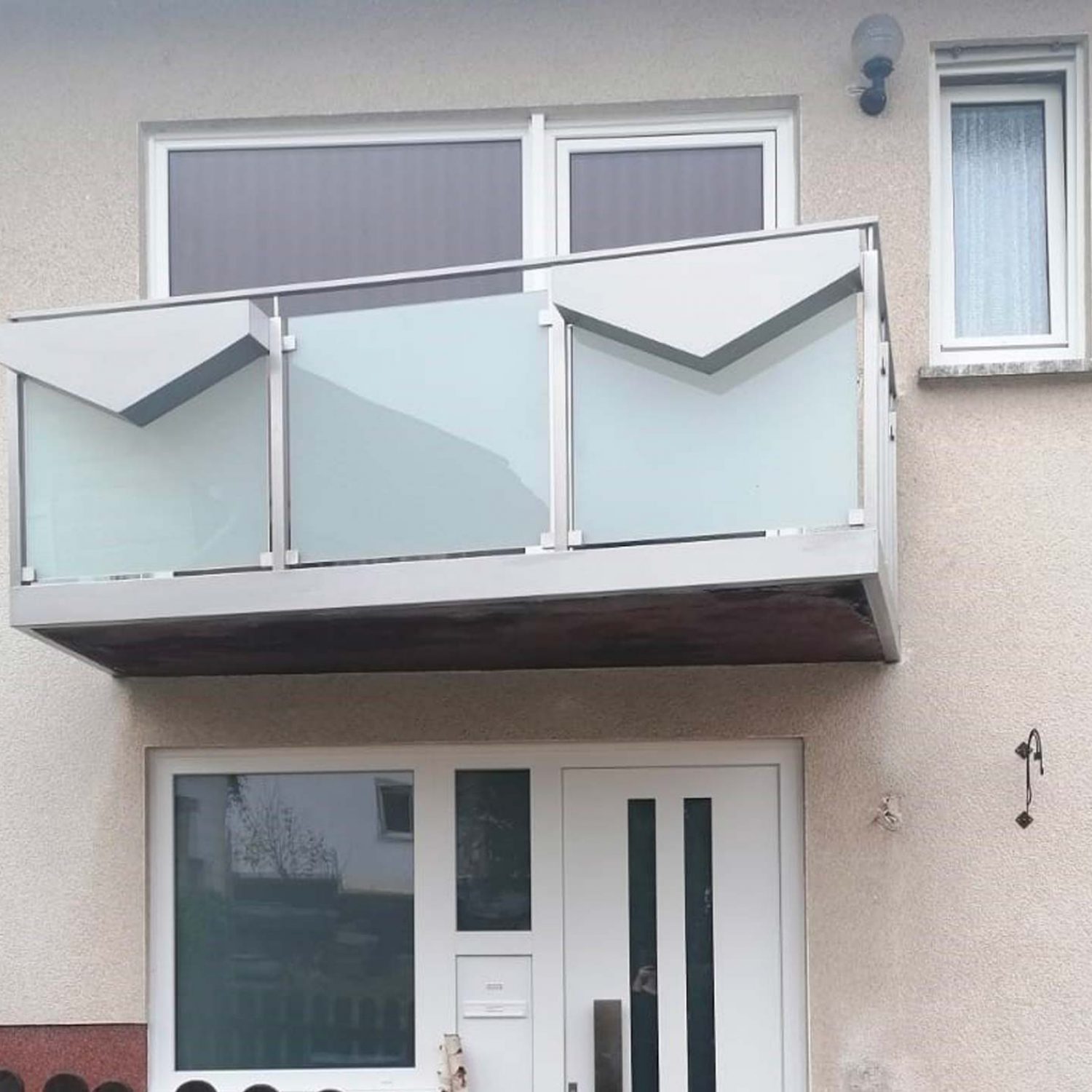 Balkongeländer mit Glasfüllung und Edelstahlhandlauf