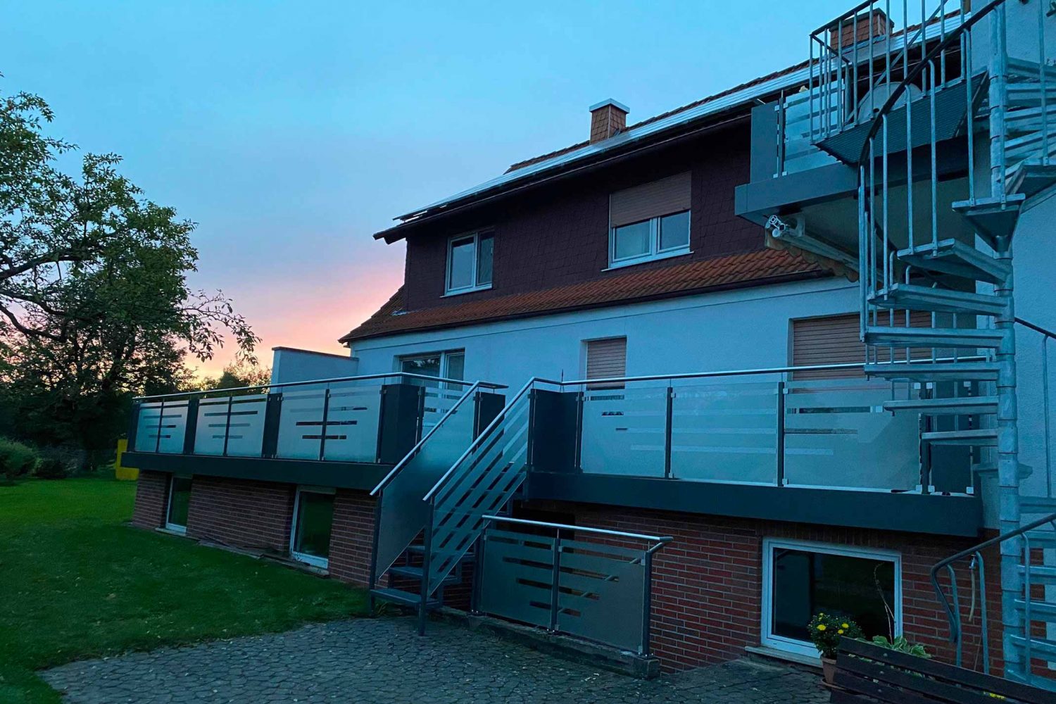 Balkongeländer mit Treppe und Glasfüllung