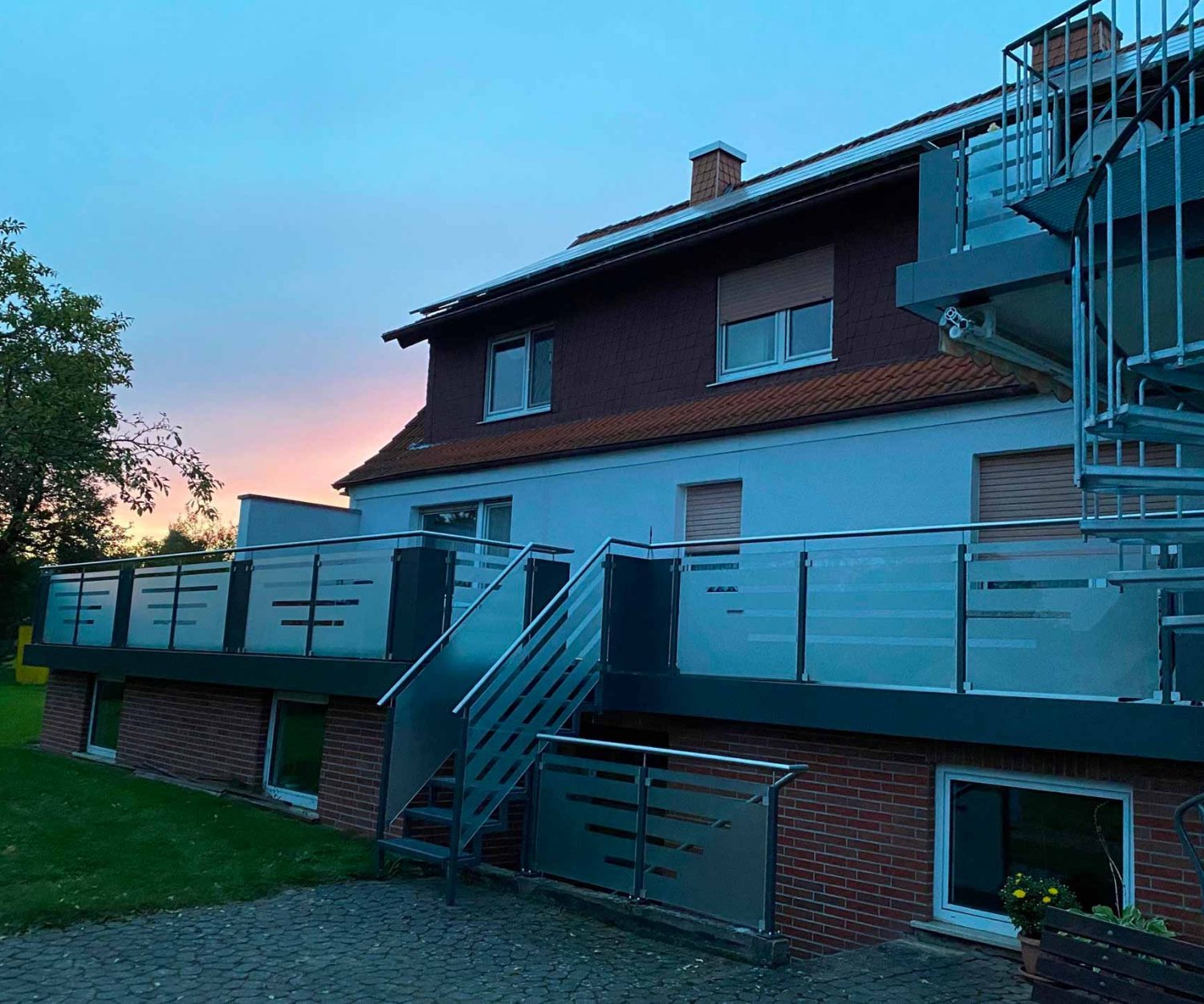 Balkongeländer mit Treppe und Glasfüllung