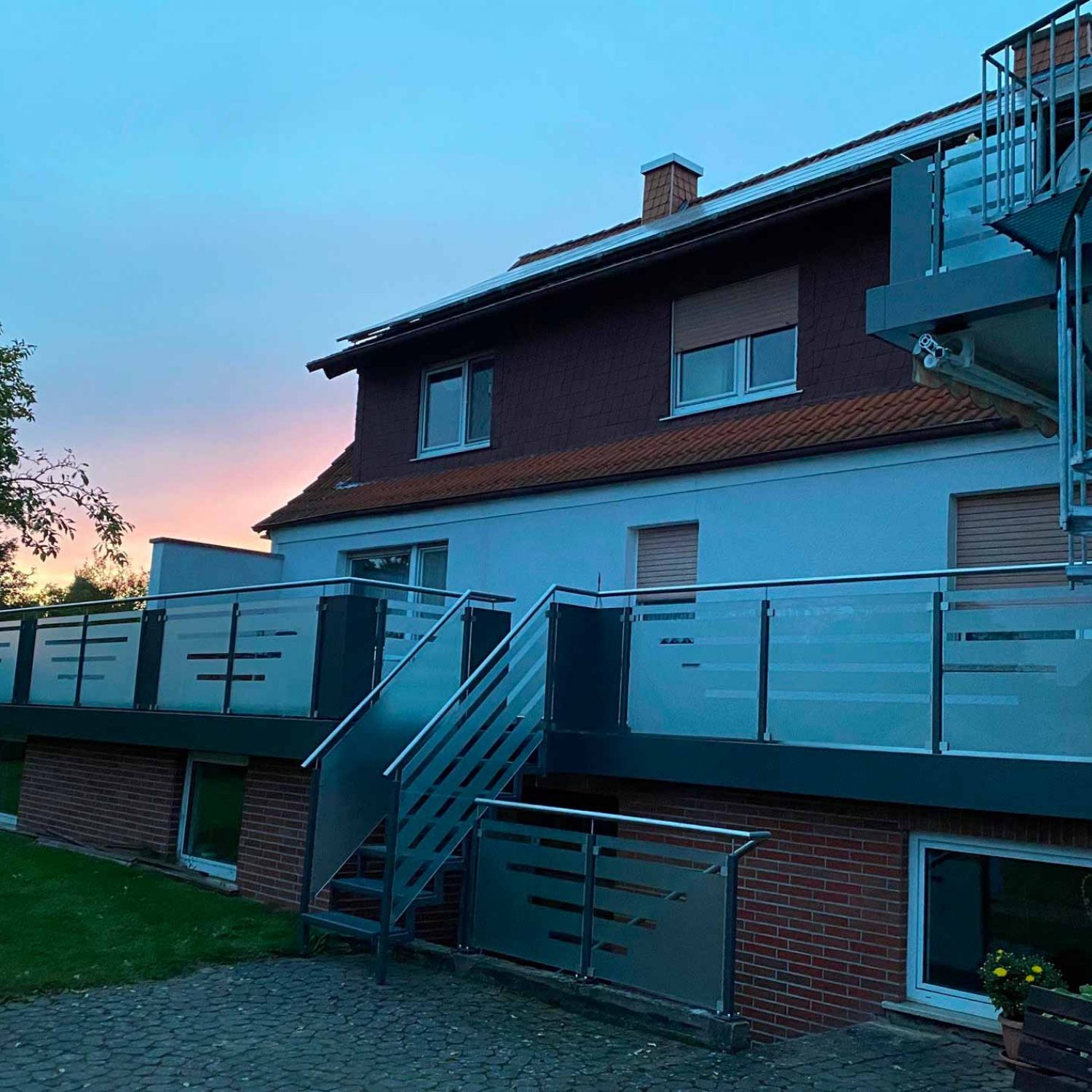 Balkongeländer mit Treppe und Glasfüllung