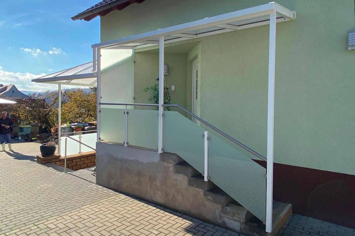 Eingangs- und Kellerübderdachung