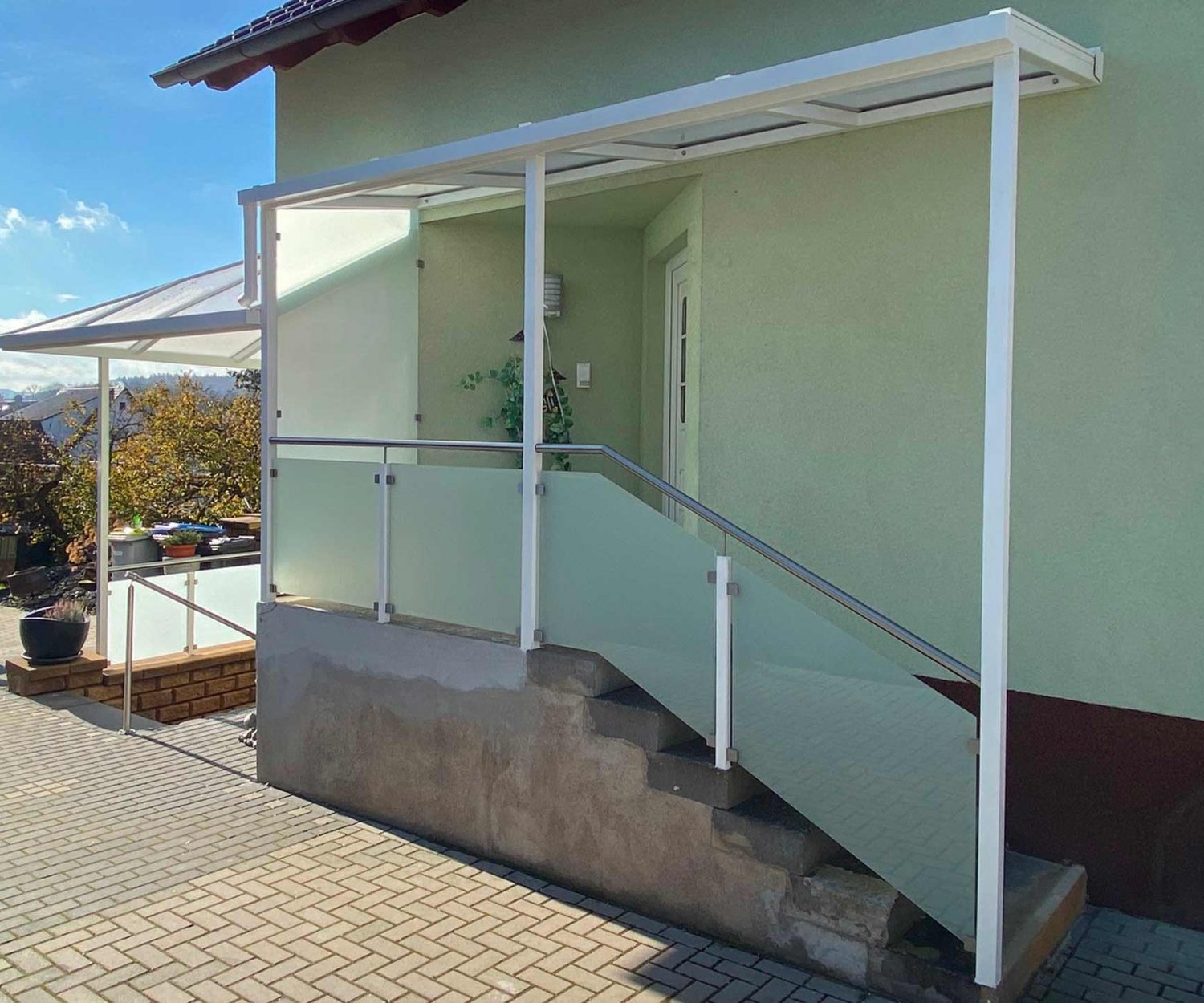 Eingangs- und Kellerübderdachung