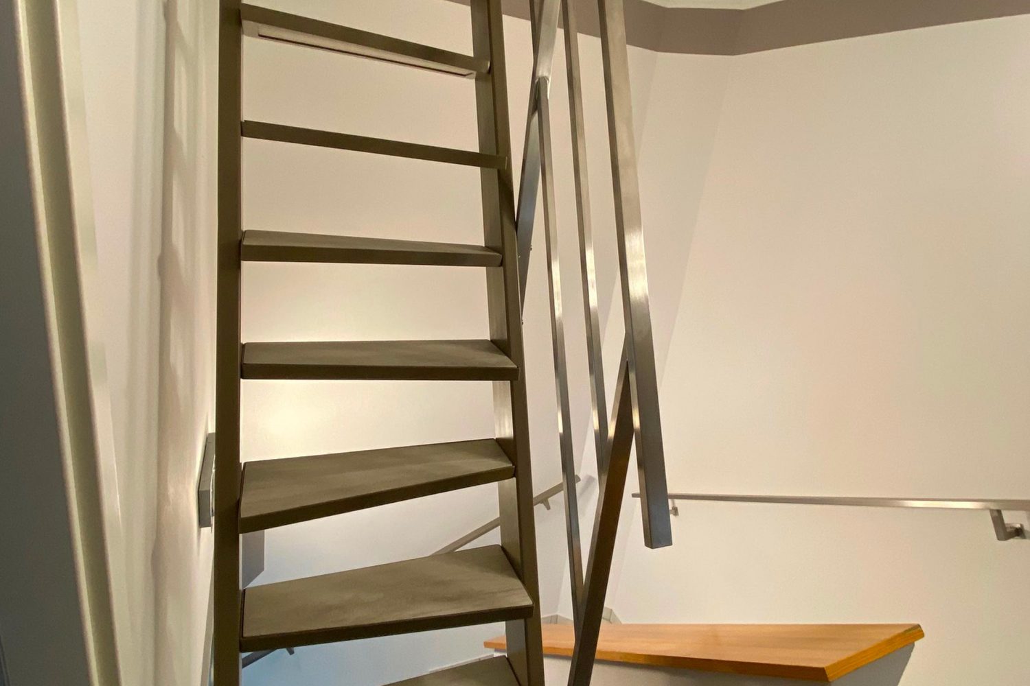 Raumspartreppe mit Edelstahlhandlauf