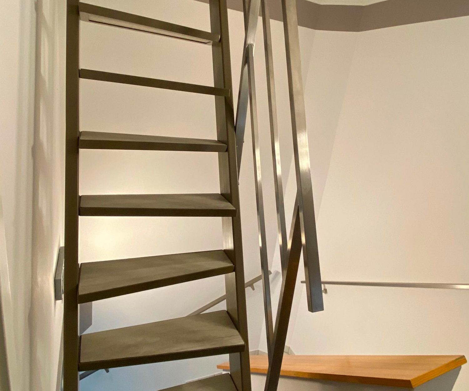 Raumspartreppe mit Edelstahlhandlauf