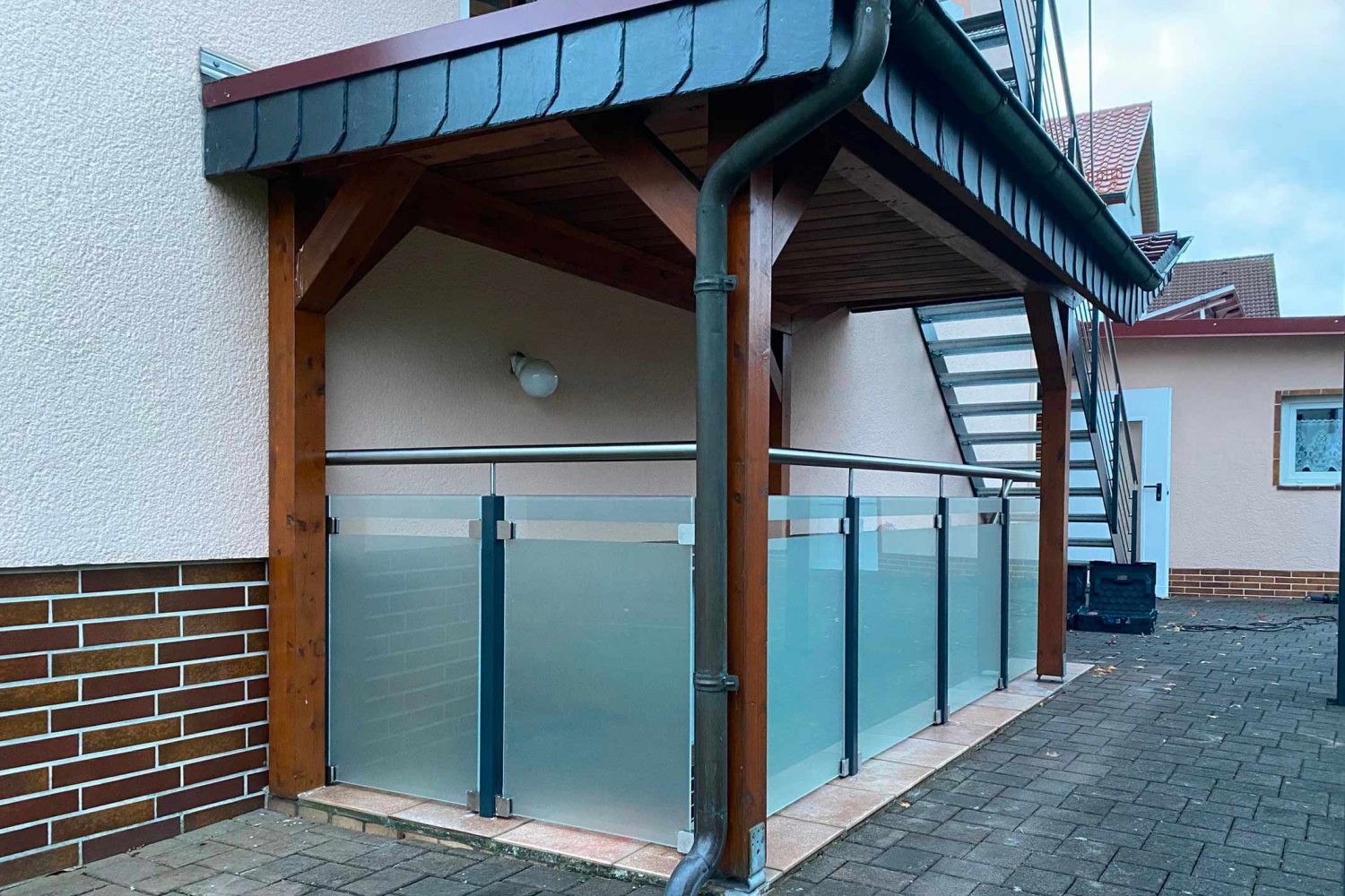 Treppe und Geländer mit Glasfüllung