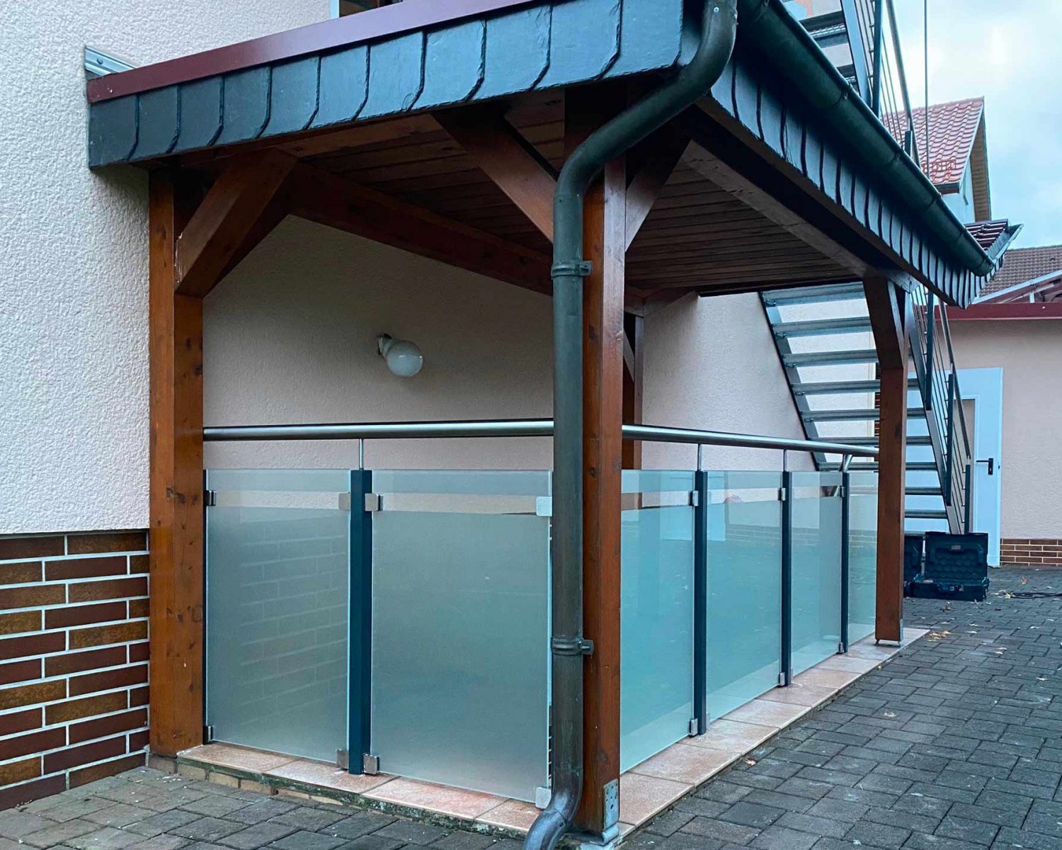 Treppe und Geländer mit Glasfüllung