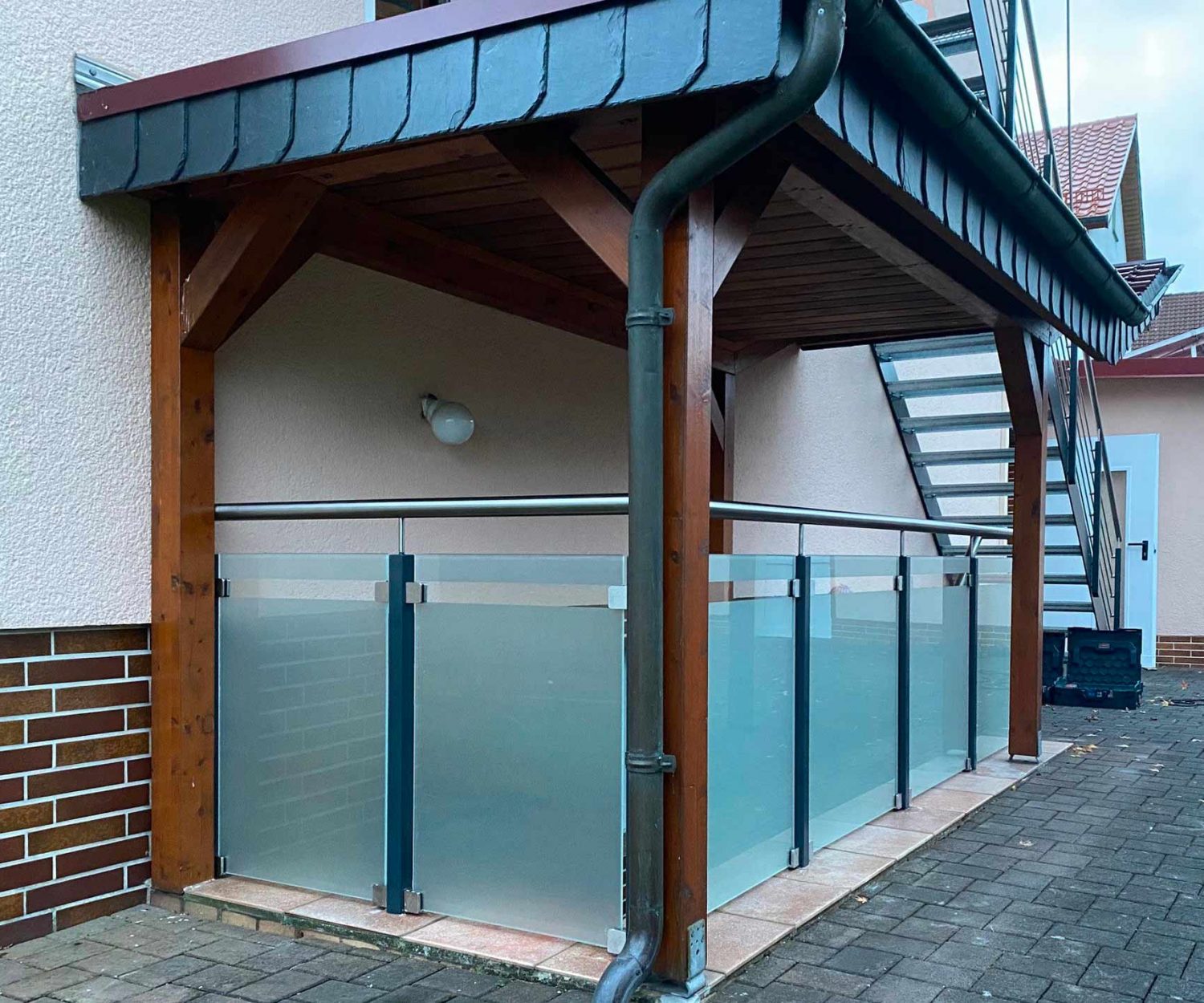 Treppe und Geländer mit Glasfüllung