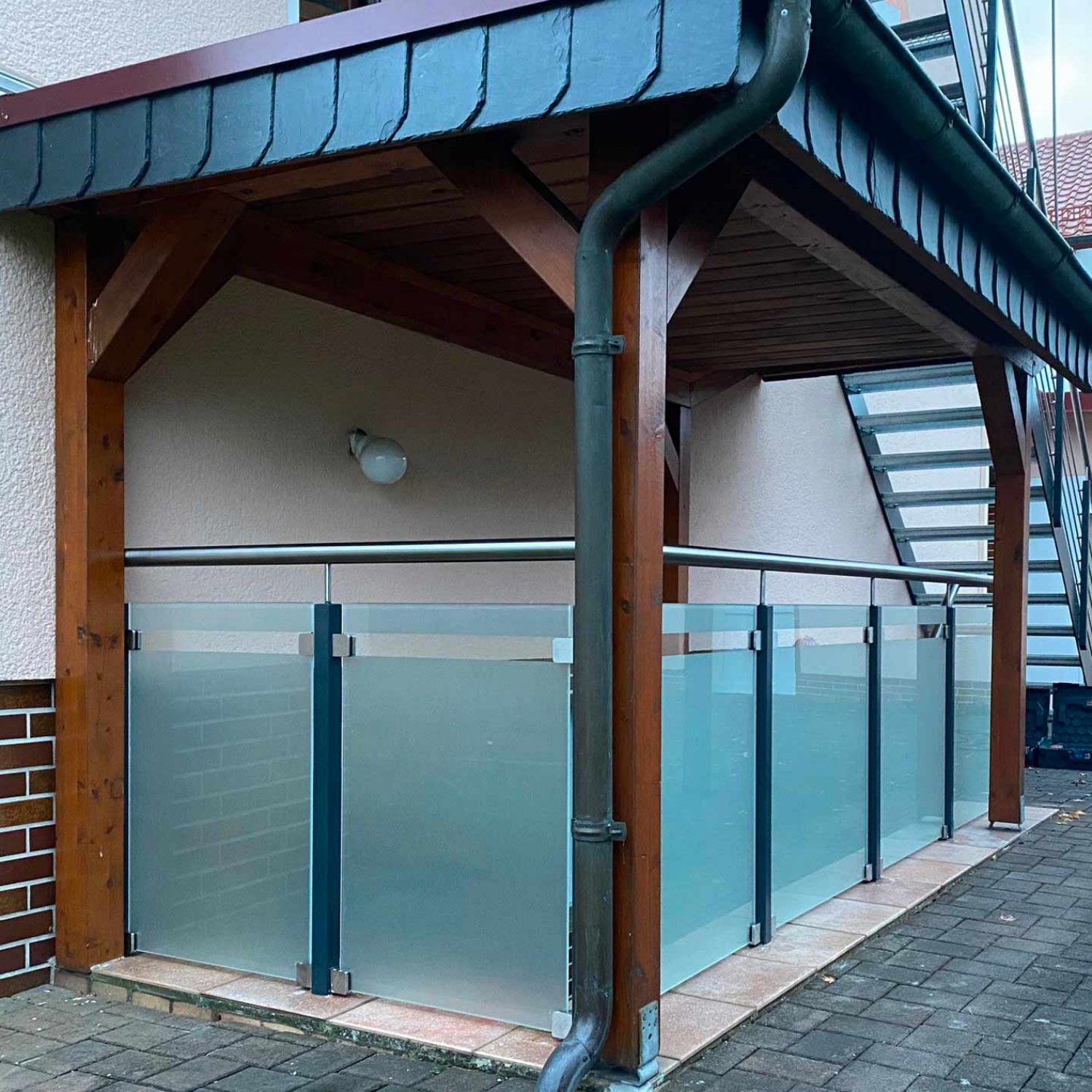 Treppe und Geländer mit Glasfüllung