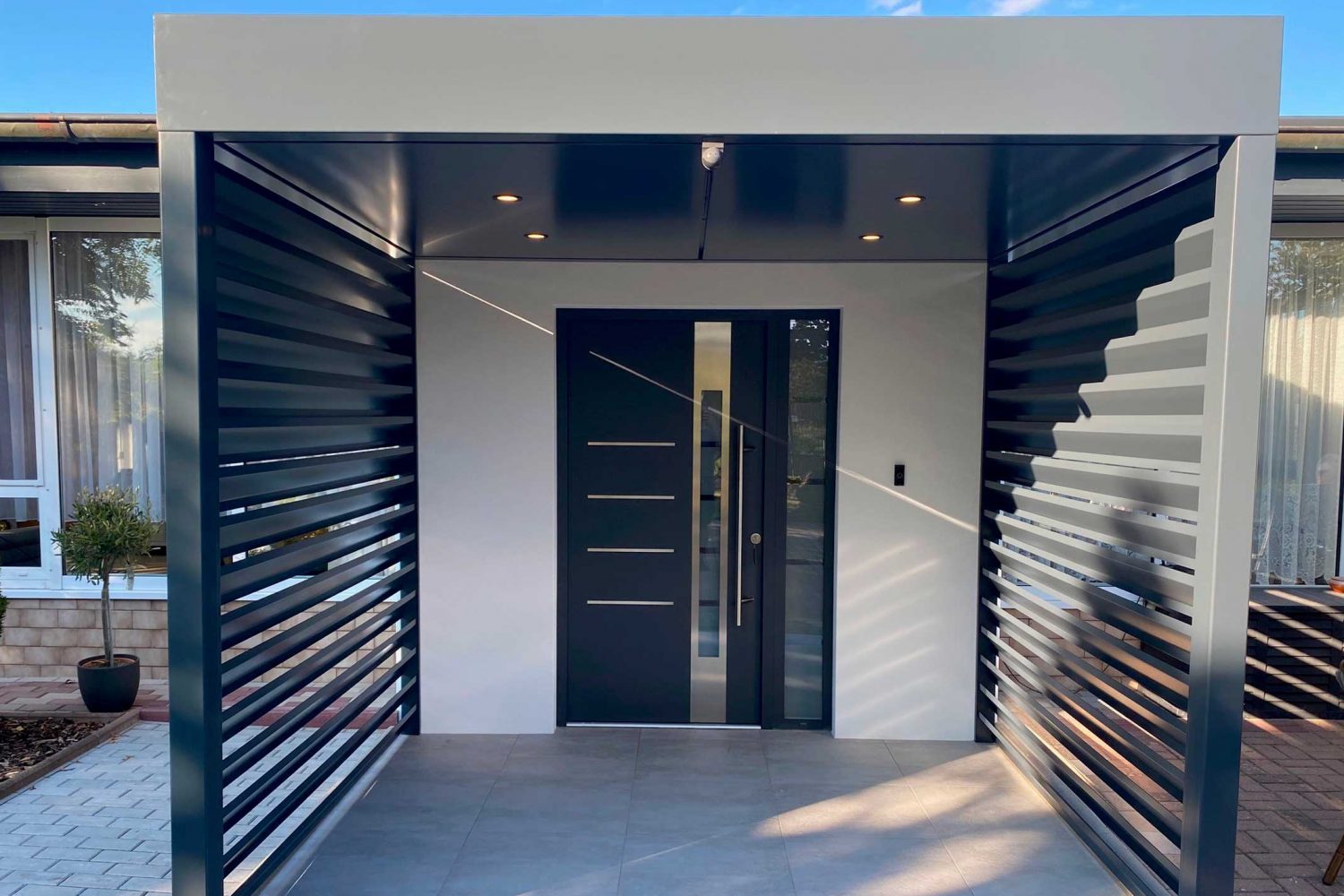 Windfang mit Überdachung und Beleuchtung